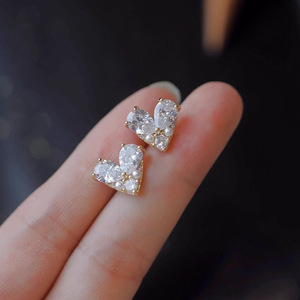 Orecchini a forma di cuore per donna, stile piccola perla, semplici ed eleganti, gioielli per l'orecchio da indossare tutti i giorni - Product Image 1