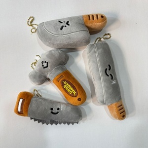 Peluche Creativo a Forma di Ascia Morbida, Simpatico Peluche a Forma di Martello con Artigli, Regalo Originale da 13 cm per Uomini e Amici, Pronto per la Spedizione, Disponibile in Magazzino - Product Image 3