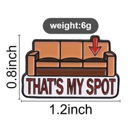 Broche émaillée 'Single That Is My Spot Sofa' avec motif canapé marron et flèche rouge, pour décoration de sac à dos