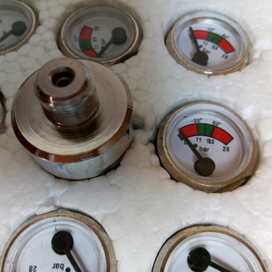 Manomètre de pression à <span class=keywords><strong>double</strong></span> aiguille pour extincteur à poudre sèche de haute qualité, fourni par l'usine, manomètre de pression pour siphon - Product Image 4