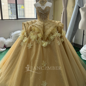 Vestido de Fiesta de Quinceañera de Lujo Mc028 Dorado con Corsé Pesado Bordado, Apliques Florales 3D, Vestido de Gala con Cola Capilla 100% Poliéster - Product Image 3