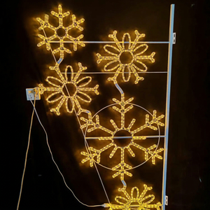 Guirlandes lumineuses de Noël en forme de flocon de neige montées sur poteau pour ajouter une touche d'hiver scintillante aux rues piétonnes, aux allées d'hôtels et aux quartiers commerciaux - Product Image 1