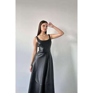 Vestido de noche negro de cuero con tirantes, corte en A, sin espalda y cintura natural - Product Image 3