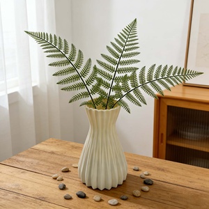 Vaso da Tavolo in <span class=keywords><strong>Plastica</strong></span> con <span class=keywords><strong>Fiori</strong></span> di Seta, Rose e Piante Artificiali Verdi a Forma di Felce - Design Art Déco Riutilizzabile per Pasqua - Product Image 3