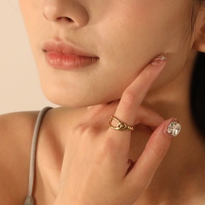 Anillos de Acero Inoxidable Populares, Joyería Nueva, Anillos Ajustables con Baño de Oro de 18K, Diseño Hueco con Líneas Cruzadas y Forma de Cuerda para Mujer - Product Image 3