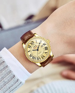 Reloj de Cuarzo para Mujer 2026, Tono Dorado, Bisel con Incrustaciones de Diamantes, Esfera con Números Romanos, Visualización de Fecha, Correa de Acero Inoxidable, Luminoso - Product Image 1