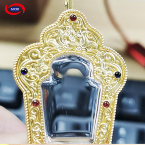 Liontin Perhiasan Khusus dengan Kaca Safir Berbentuk Unik dan Terukir Presisi, Kaca Ultra-transparan Berlapis AR.