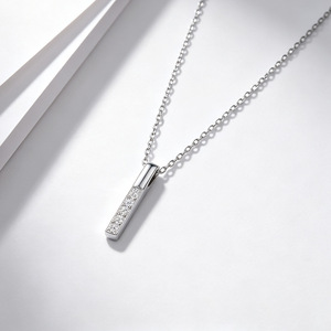 Collier pendentif minimaliste en argent sterling 925 avec serti de diamants ronds, chaîne à maillons plaquée rhodium, unisexe, à porter au quotidien - Product Image 2