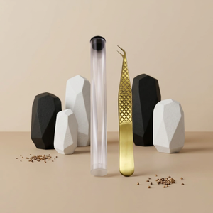 Pince à épiler courbée plaquée or Princeton Tools de 10 mm avec prise en main lisse et tube de rangement protecteur - Product Image 2