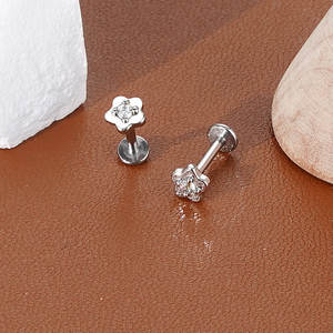 حلق من الفولاذ المقاوم للصدأ مقاس 16G بتصميم زهرة مع حجر زركونيا مكعب على شكل قلب متدلي للثقب الداخلي في الأذن - Product Image 5