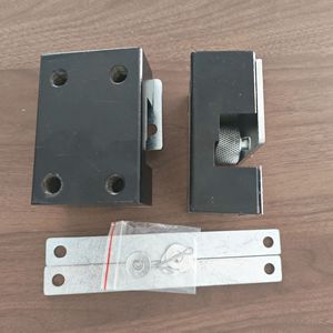 Abrazadera de Seguridad Instantánea de 10 mm para Riel Guía de Ascensores Residenciales, Mecanismo de Elevación por Tracción, Accionamiento por Corriente Alterna, Acero de Alta Resistencia - Product Image 1