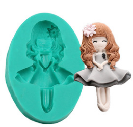 Moule en silicone pour petite fille mignonne à cheveux longs, avec bandeau fleuri et robe évasée - Product Image 2