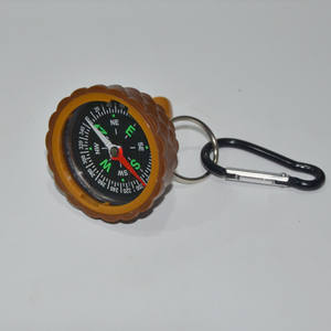 Nouveau <span class=keywords><strong>jouet</strong></span> sifflet 7-en-1 étanche en forme de pomme de pin mignon avec thermomètre, boussole, loupe, lampe torche et miroir de signalisation - Product Image 3