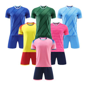Ensemble de maillots de football verts personnalisés pour hommes nouvelle saison Maillot de football à séchage rapide avec sublimation de coupe automatisée Vêtements de sport - Product Image 1