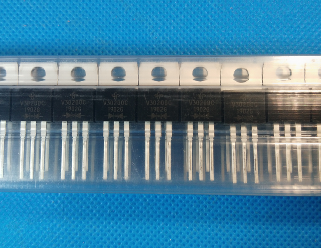 High Efficiency V30200C-E3/4W TO-220 Schottky Barrier Rectifier Diode for Power Management