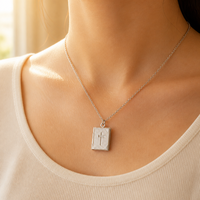 Pendentif Médaillon Photo en Acier Inoxydable Forme Livre 17,3 mm Poli Motif Croix Collier Souvenir Bijoux Vente en Gros