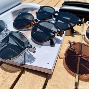 Lunettes de soleil pour femmes, monture rétro de petite taille, UV400, en plastique et métal gris, classe 2, style streetwear - Product Image 1