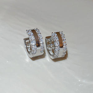 Orecchini Huggie Abrava Cibaca in argento 925 placcato rodio con cristalli, classici da donna per l'uso quotidiano - Product Image 4