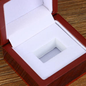 Caja de collar de madera con forma de anillo abatible cuadrado de laca de Piano brillante de grano de caoba personalizada con decoración para colgar en la pared - Product Image 5