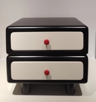 Table de chevet noire classique moderne avec deux tiroirs et une finition peinte