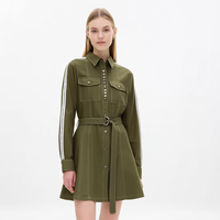 Robe chemise femme vert olive, col pointu, manches longues, boutonnée, ceinturée, poches à rabat, bande contrastante, personnalisable, vente en gros