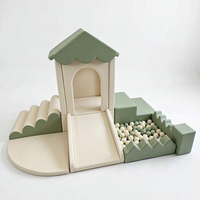 Structure de jeu intérieure pour enfants avec toboggan et mur d'escalade, conception personnalisée pour café et aire de jeux