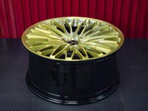 Jantes en alliage forgé à logo personnalisé, finition or brossé et noir brillant, haute <span class=keywords><strong>performance</strong></span>, directement de l'usine, pour voitures de sport 911/718/<span class=keywords><strong>Taycan</strong></span> - Product Image 3