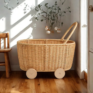 Cesta de mimbre para guardar juguetes, carrito de ratán tejido a mano para niños de 2 a 4 años, juego de simulación con ruedas - Product Image 1