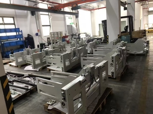 Depo Lojistik Operasyonlarında Kağıt, Pamuk ve Tekstil Balyalarının Güvenli Taşınması için Verimli Forklift Balya Kelepçesi Aparatı - Product Image 1
