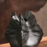 Matte antracietgrijze keramische vaas, organisch gerimpeld, voor gedroogde bloemen, fruit, Wabi-Sabi decoratie voor moderne woonkamer