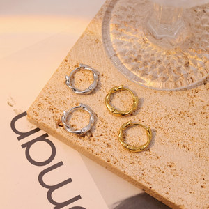 Pendiente torcido de acero de titanio Pendientes de aro torcido de forma rizada Pendiente de aro de mujer - Product Image 3