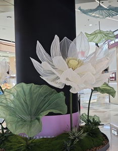 Set di Fiori di Loto Giganti in Organza J-153 con Foglie di Loto e Base in Muschio per Installazioni Floreali in Vetrine e Colonne - Product Image 2