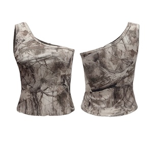 توب نسائي صيفي جديد بتصميم عصري وكتف مائل بنمط التمويه، قصير وضيق وقابل للتنفس، مناسب لأسلوب الهيب هوب - Product Image 1