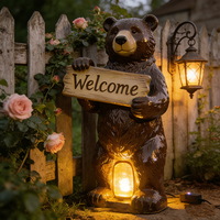 Décoration de festival, jardin, maison, cour, panneau de bienvenue, figurine personnalisée en résine, statue d'ours animal sur pied tenant des cartes, ornement de pelouse solaire