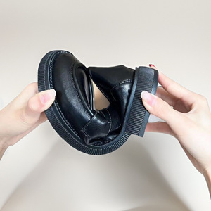 รองเท้าโลฟเฟอร์หนังนิ่มสำหรับผู้หญิง ส้นเตี้ย สวมใส่สบาย ดีไซน์โปร่ง พื้นยาง ผลิตที่เวินโจว เจ้อเจียง - Product Image 3