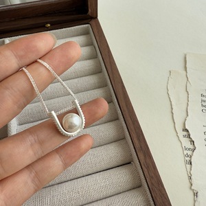 Collier pendentif en forme de U en argent S925 avec perle de qualité AAA, style minimaliste pour un usage quotidien - Product Image 2
