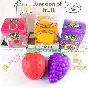 Jouet anti-stress réaliste géant en caoutchouc souple à rebond lent de 11 cm (banane/fraise/raisin/carotte/fromage) pour le stress et la décompression - Product Image 3
