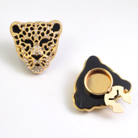 Bouton décoratif en métal personnalisé avec strass, motif léopard, fabriqué directement par APEX Button Factory, pour chemisiers et vêtements féminins.