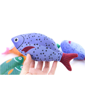 Jouets pour chats Aduck, jouets pour chatouiller avec les chats, jouets sonores en peluche imprimés avec de la catnip / Poissons à épines orange, bleus et verts - Product Image 5