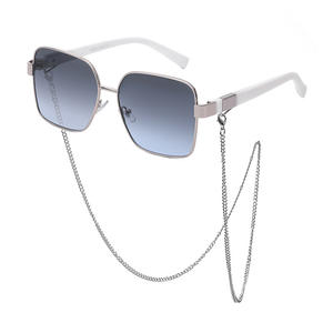 แว่นกันแดดแบบโซ่สำหรับผู้หญิง กรอบสี่เหลี่ยมโลหะ ป้องกันรังสียูวี 400 แฟชั่นสำหรับการเดินทาง สไตล์เกาหลี ดีไซน์ทันสมัย - Product Image 4