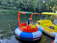 Bateau tamponneur gonflable rond avec pistolet à eau pour enfants, idéal pour les parcs aquatiques et les divertissements.