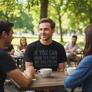 Si vous pouvez lire ceci, ma petite amie dit que vous êtes trop proches - T-shirt - Product Image 3