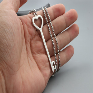 Collar con colgante de llave de corazón yunnique, joyería de regalo unisex de acero inoxidable plateado a la moda - Product Image 4