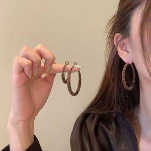 Pendientes colgantes circulares geométricos con estampado de leopardo de tela al por mayor con diseño de pendientes de estilo retro - Product Image 2