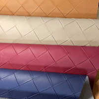 Meistverkaufter Abriebfester Lederimitat-Stoff in Verschiedenen Farben Großes Quadratmuster Gewebte Textur PVC-Gewebe Großhandel für Koffer und Sofas