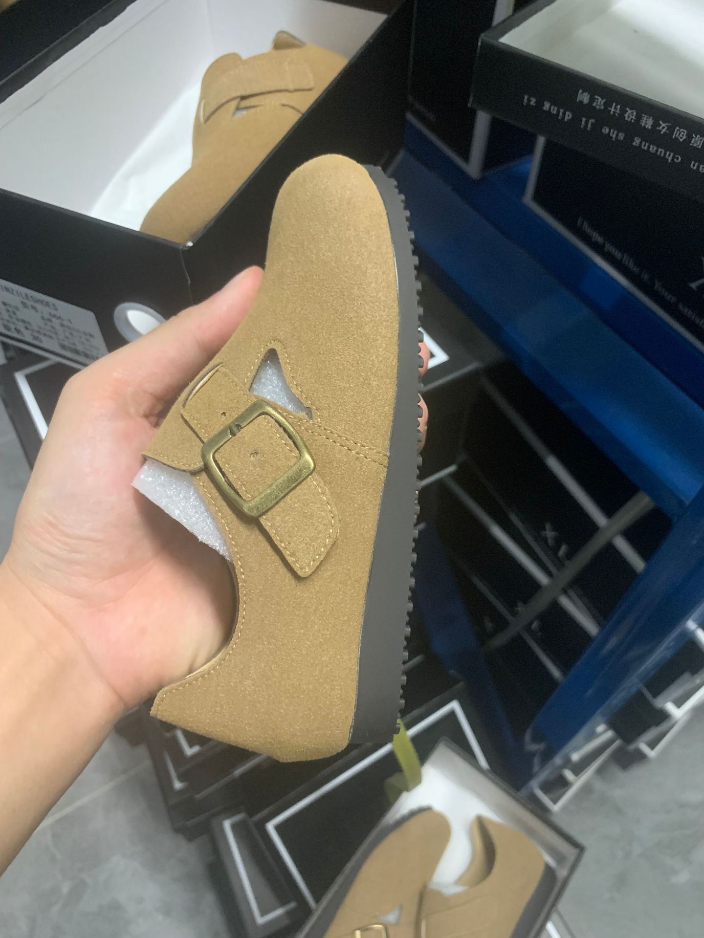 Zapatos boken de los niños del camello
