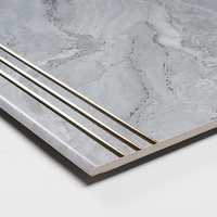 Carreaux d'escalier antidérapants à l'aspect marbré brillant 1200x470mm marche d'escalier en porcelaine pour hôtels et espaces commerciaux