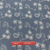 Tissu en denim brodé élégant à motif floral Paisley et vigne, en coton tissé, pour la confection de chemises, jupes et articles artisanaux printemps-été