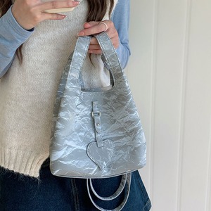 กระเป๋าถือทรงหัวใจสำหรับผู้หญิง สีเทา ตัวล็อคแม่เหล็ก เหมาะกับชุดลำลอง วันวาเลนไทน์ กระเป๋าสะพายข้างสุดเก๋ - Product Image 2