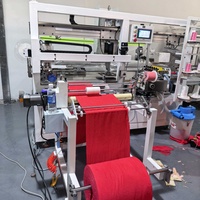 Machine à coudre intelligente pour coins de serviettes à quatre côtés avec système de correction automatique assurant un alignement parfait des coins